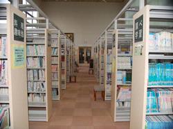 児童書の充実した図書室の画像